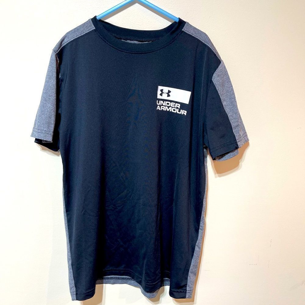 Boys Under Armour Top size Med Loose fit